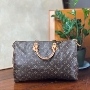 Authenticated Louis Vuitton Speedy 40. Monogram canvas.